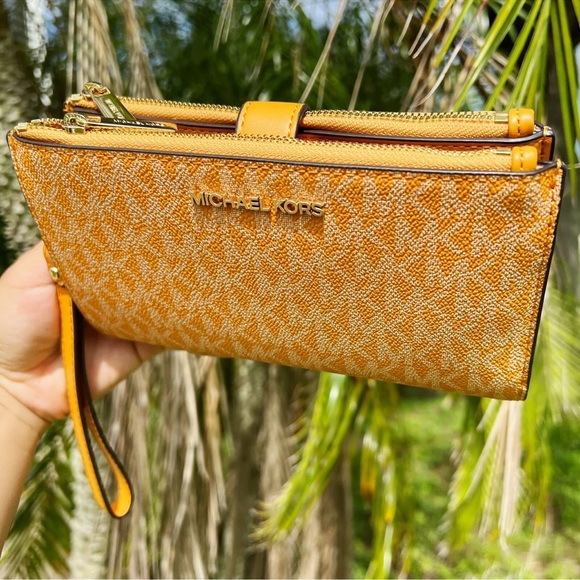 Michael Kors Large Phone Wallet Wristlet - Picture 4 of 4